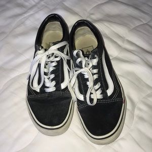Black low top classic vans